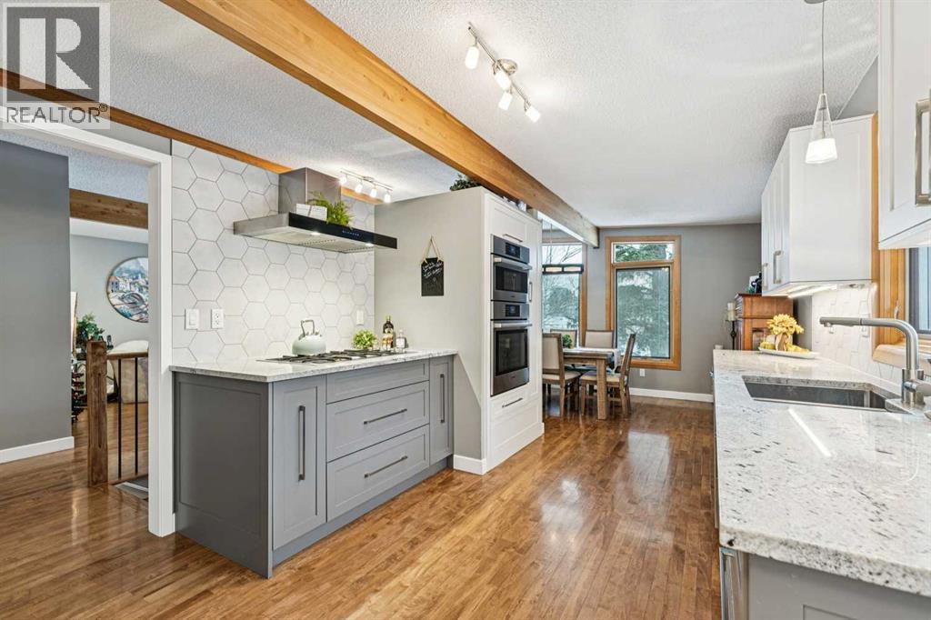 8 Vardana Place NW, Calgary, Alberta