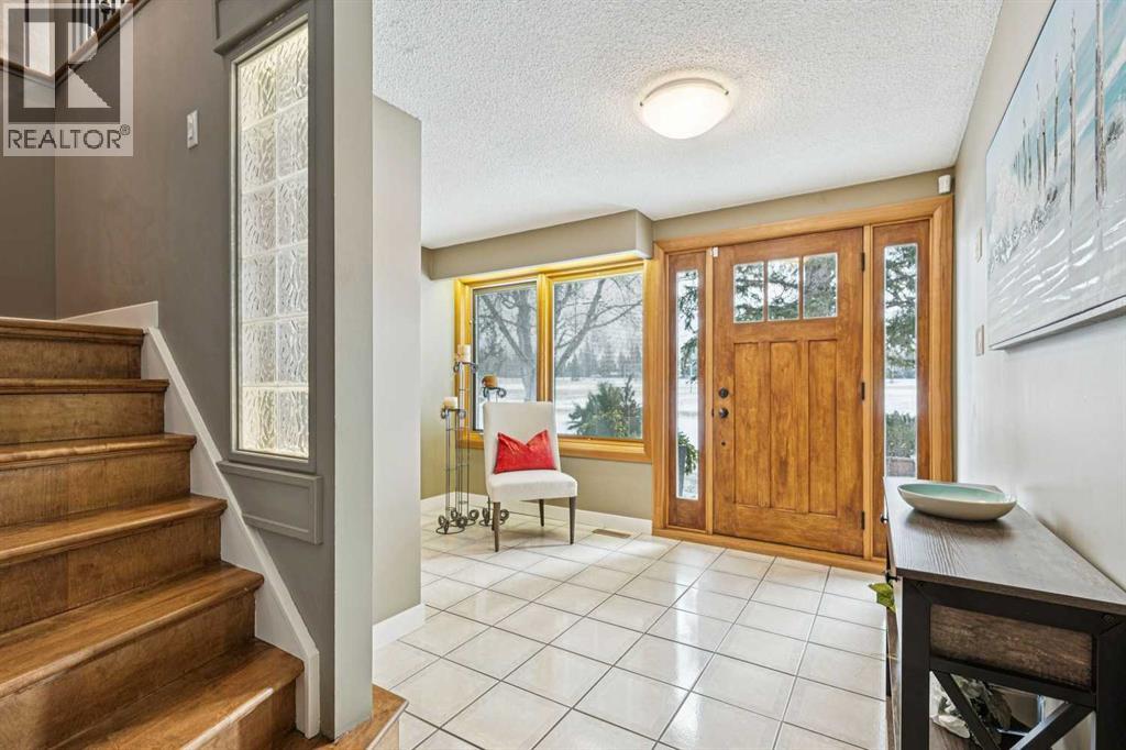 8 Vardana Place NW, Calgary, Alberta