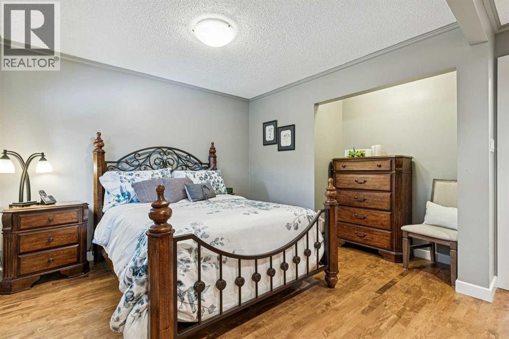 Single Family House Bungalow for Sale in  Vardana Place NW Varsity Calgary 