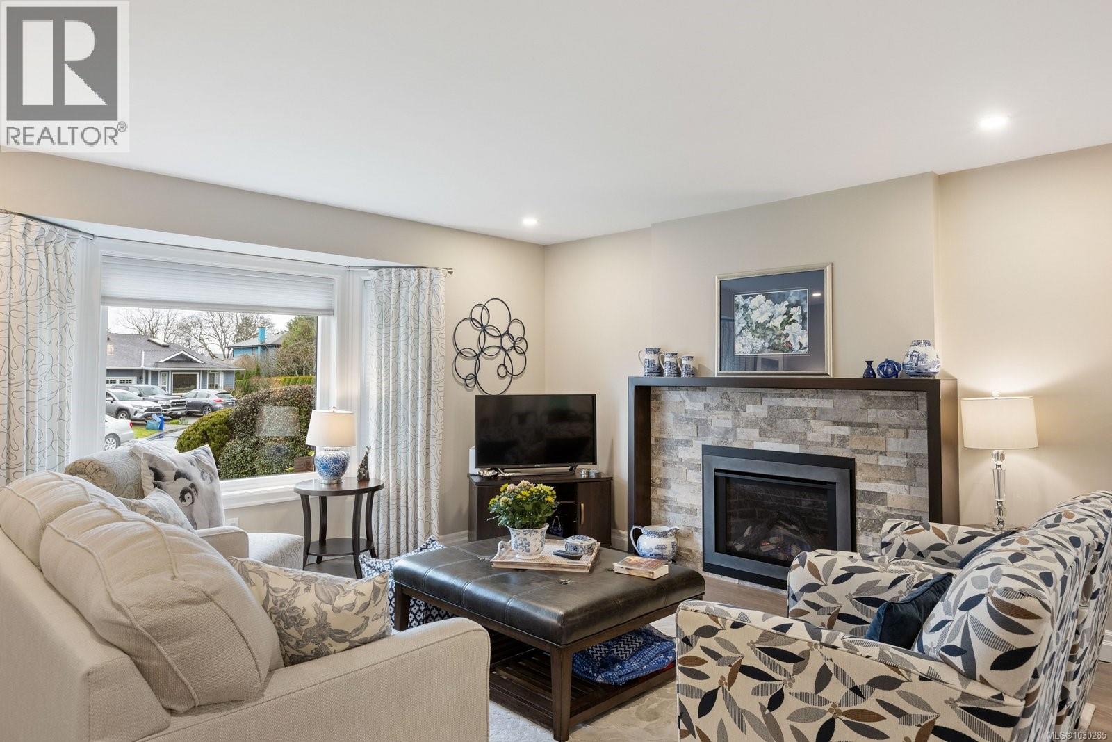  3982 Bel Nor Place, Saanich