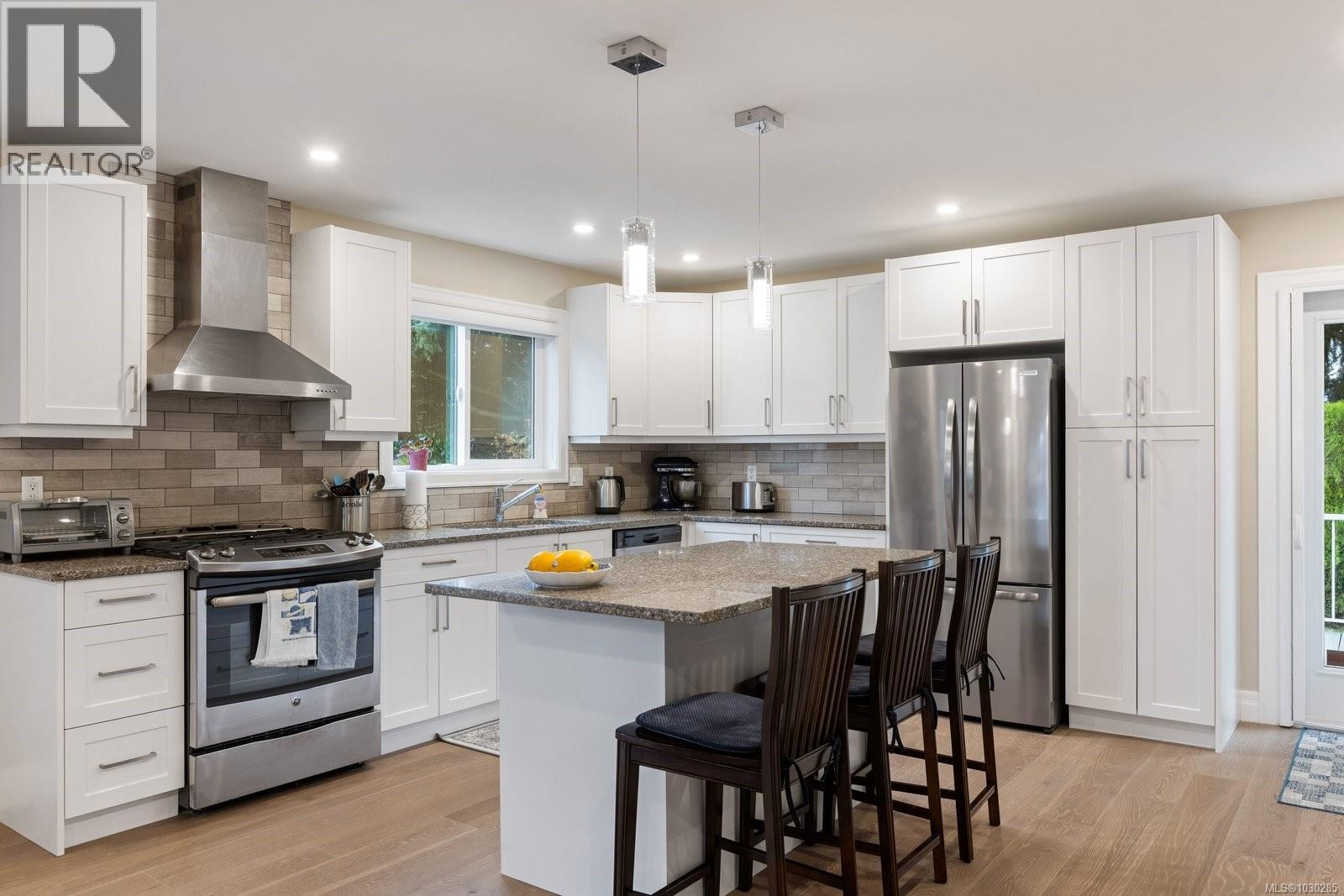  3982 Bel Nor Place, Saanich