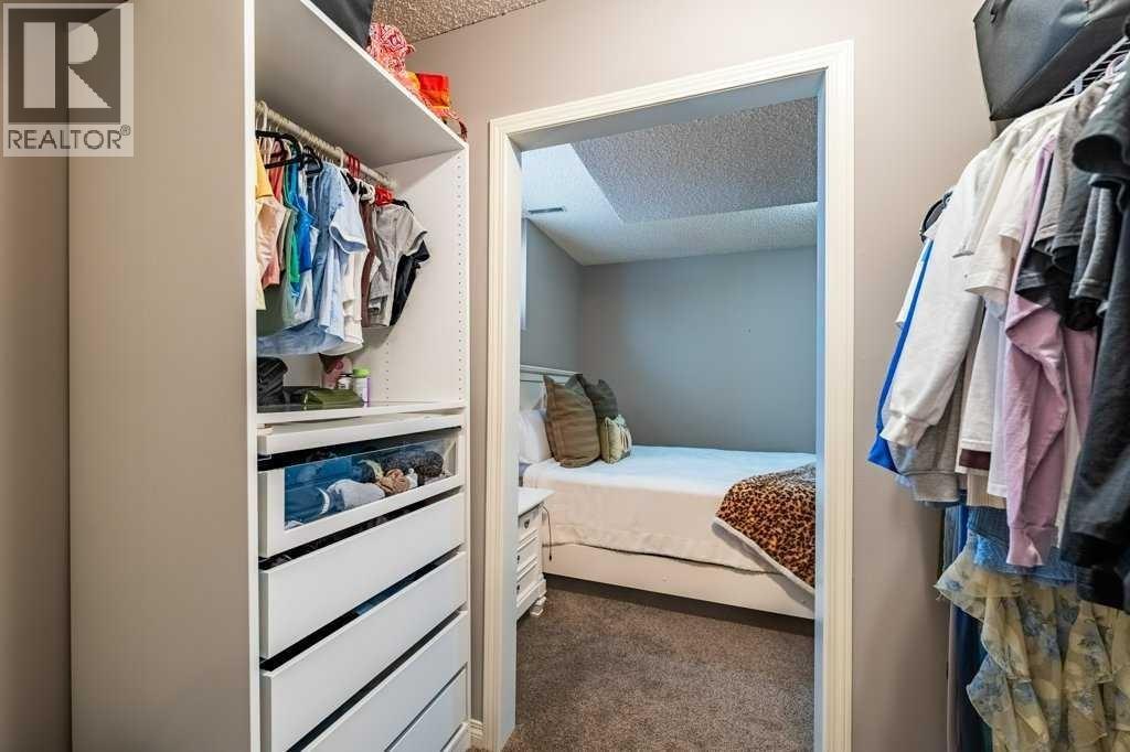 Single Family House for Sale in  Springbluff Boulevard SW Springbank Hill Calgary 