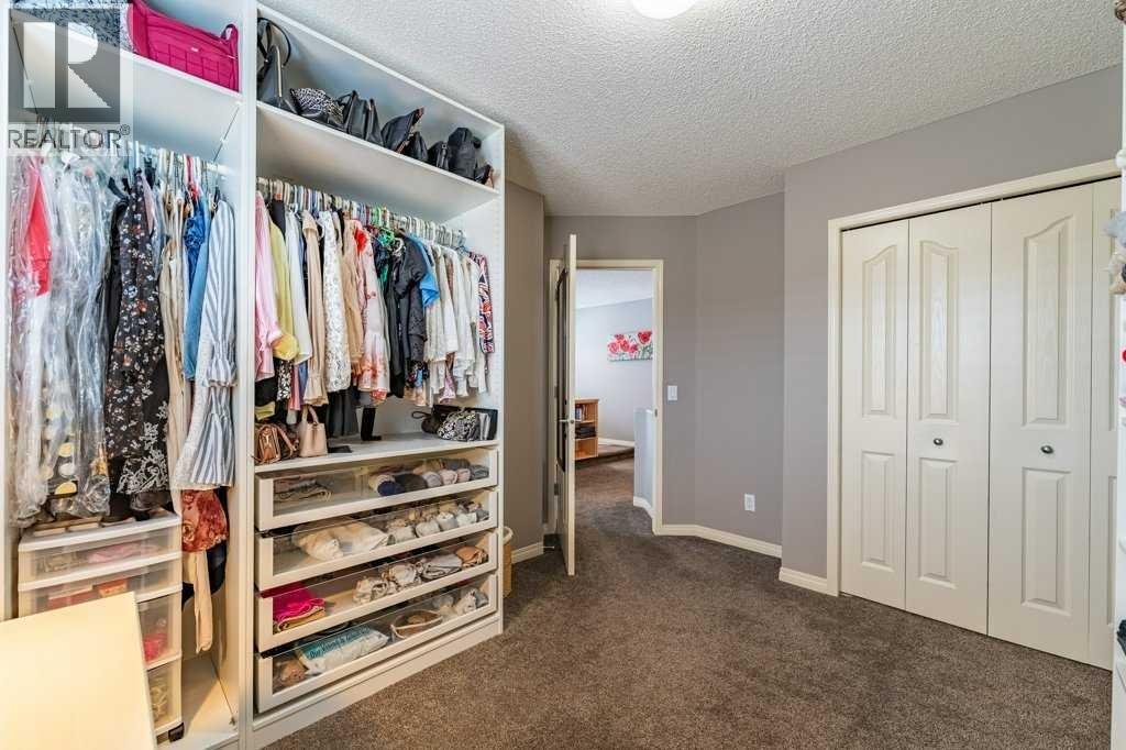 Single Family House for Sale in  Springbluff Boulevard SW Springbank Hill Calgary 
