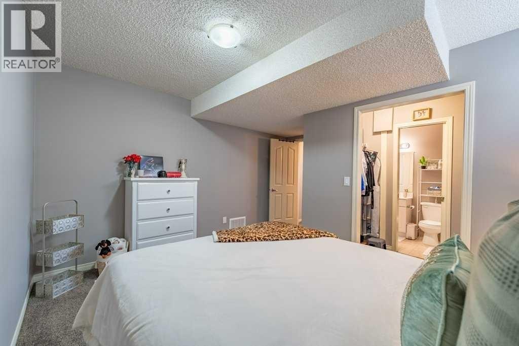 Single Family House for Sale in  Springbluff Boulevard SW Springbank Hill Calgary 