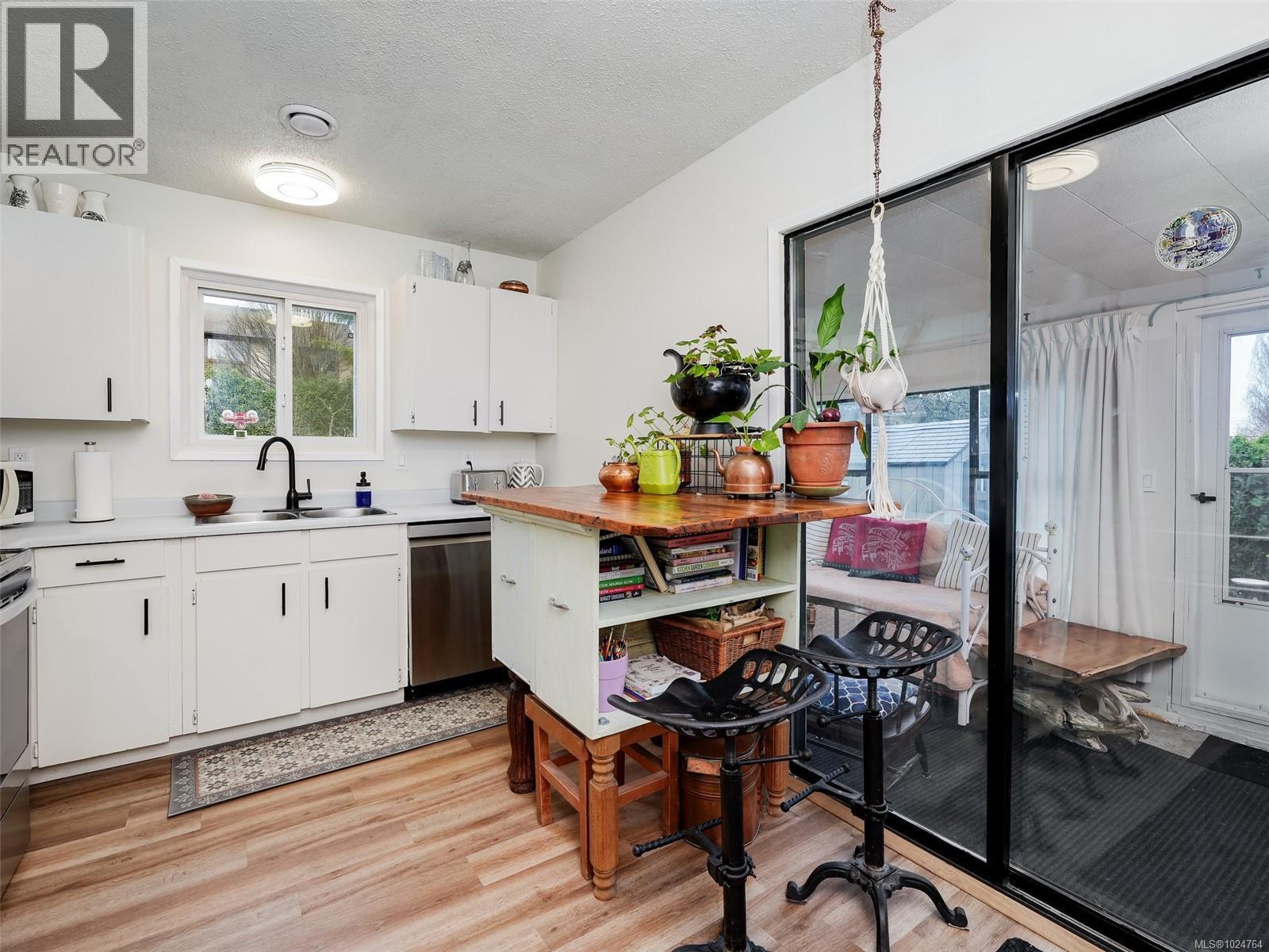 867 MCKENZIE AVE - 5