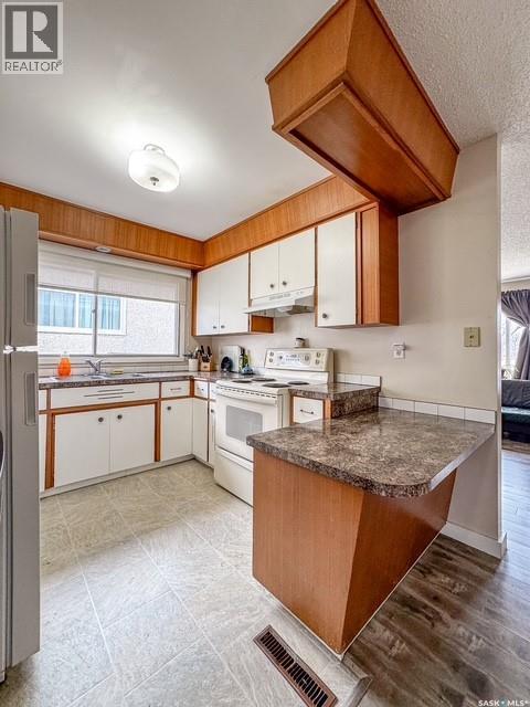 Single Family House Bungalow for Sale in  &  Connaught DRIVE Swift Current 