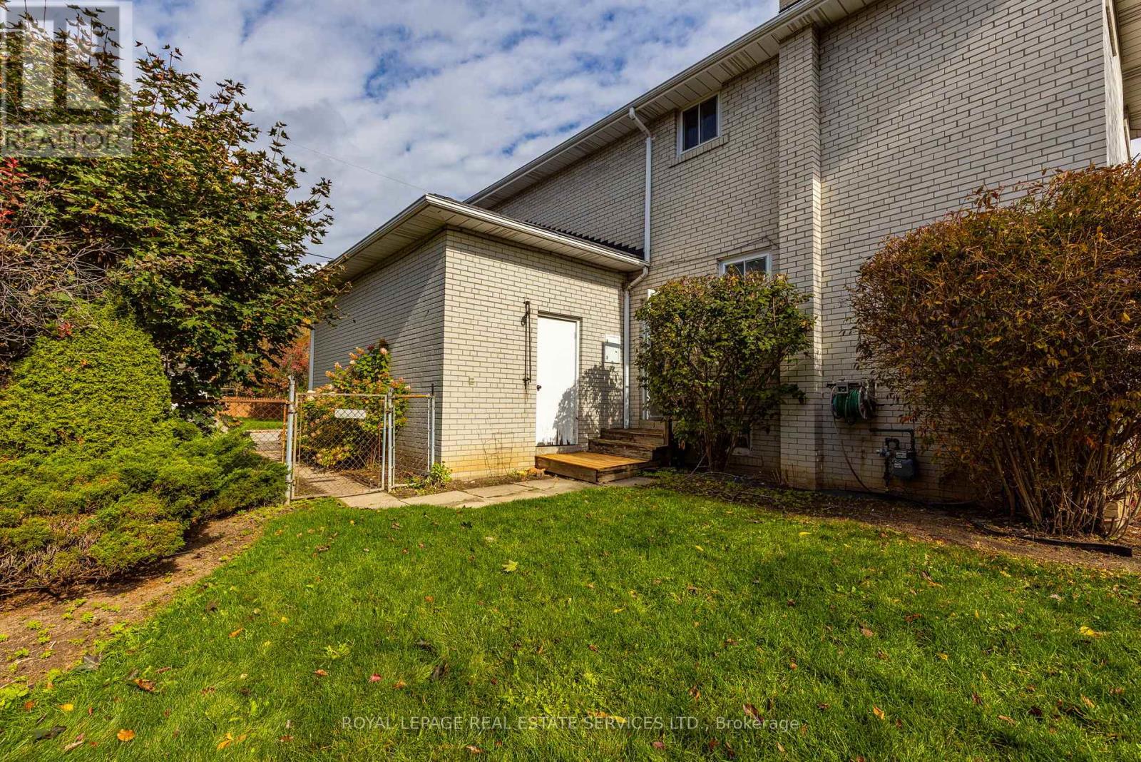 29 DOVERWOOD COURT - 32