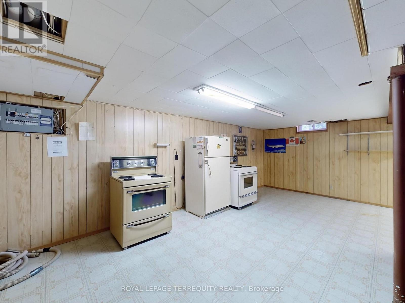 4 MOWAT COURT - 20