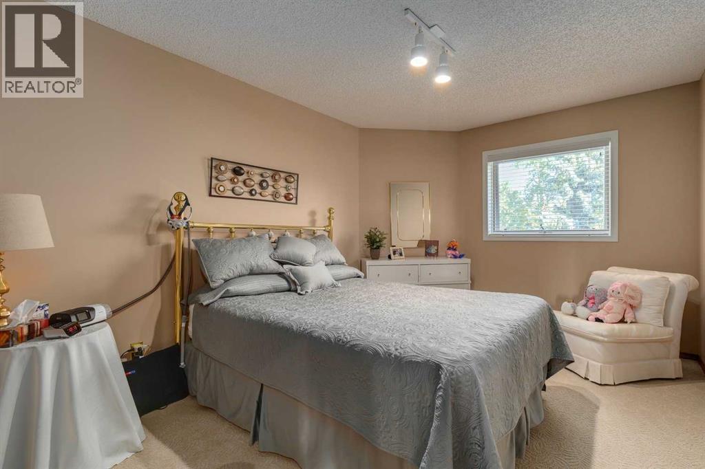 Single Family House for Sale in  Woodacres Drive SW Woodbine Calgary 
