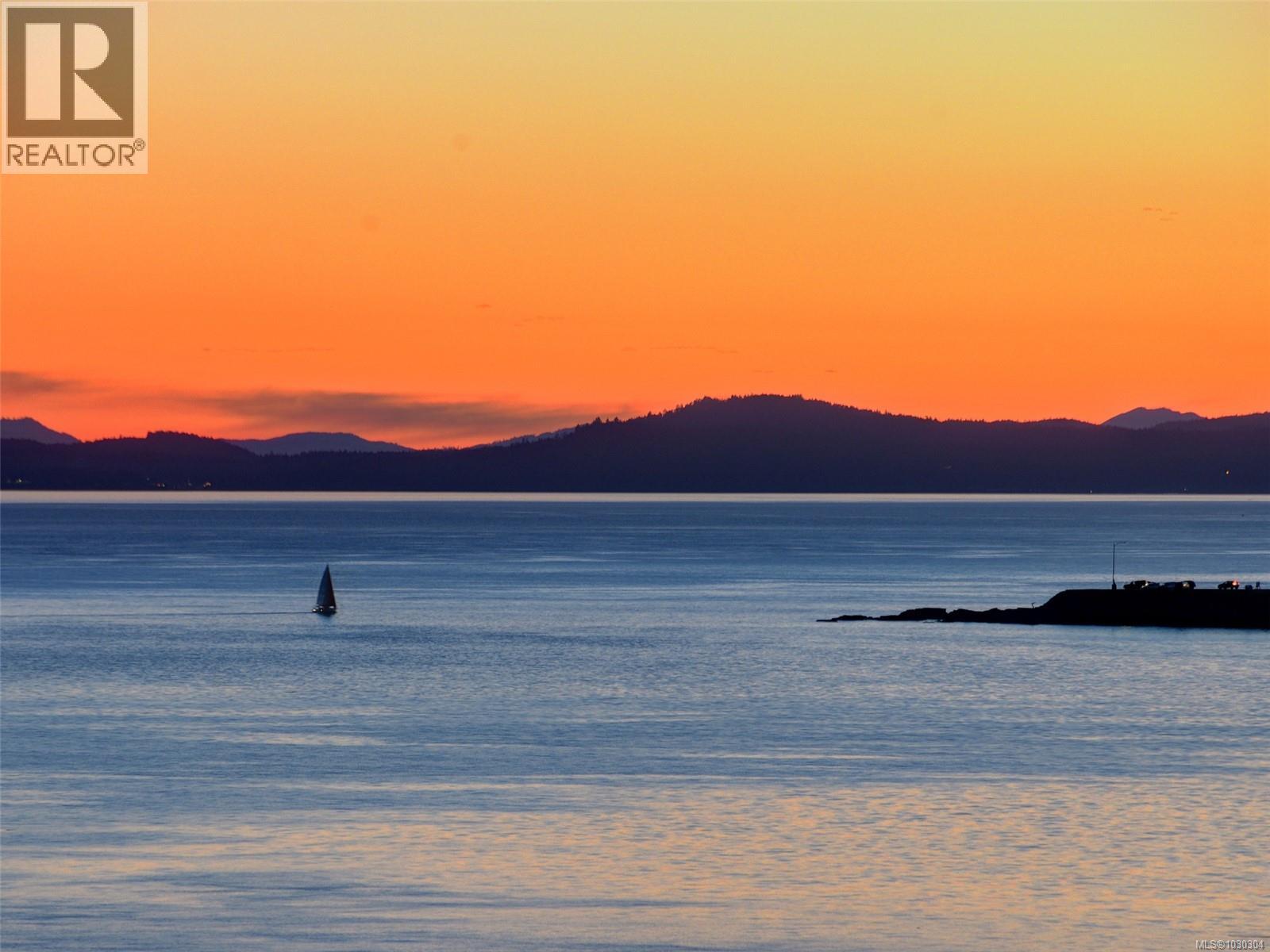 212 964 Heywood Ave, Victoria