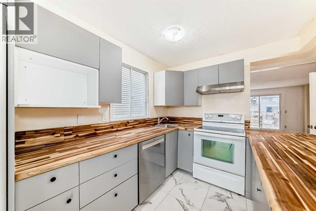 Single Family House for Sale in  Templeby Way NE Temple Calgary 