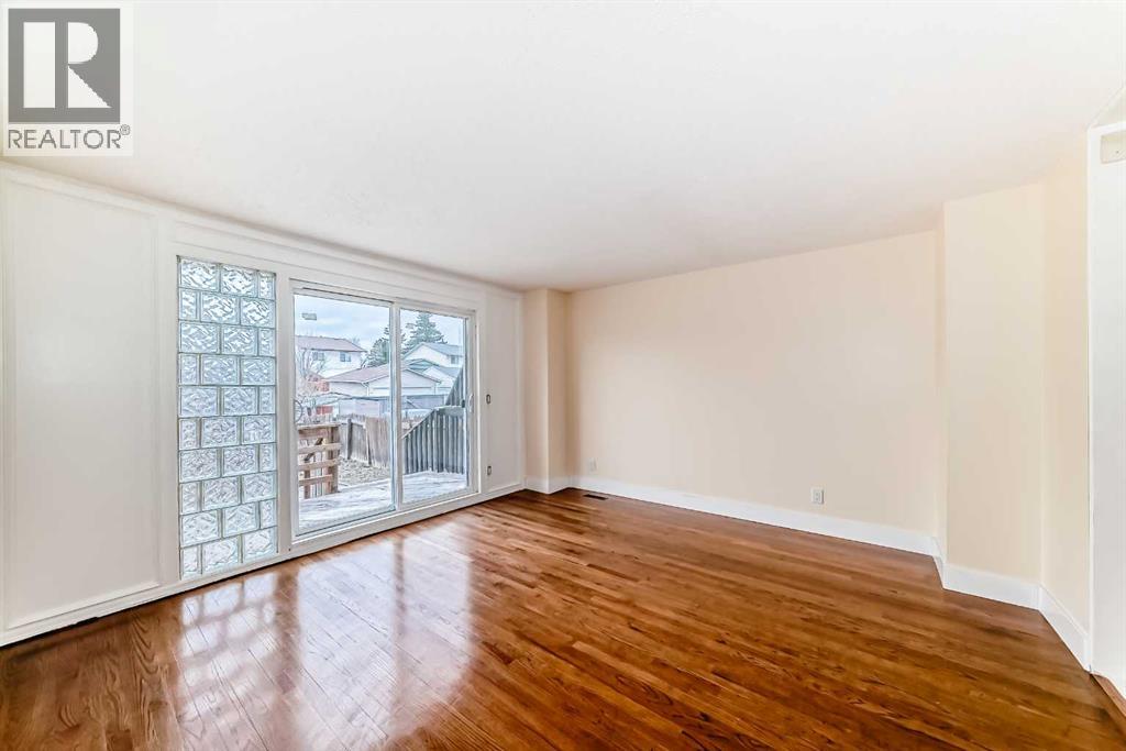 Single Family House for Sale in  Templeby Way NE Temple Calgary 