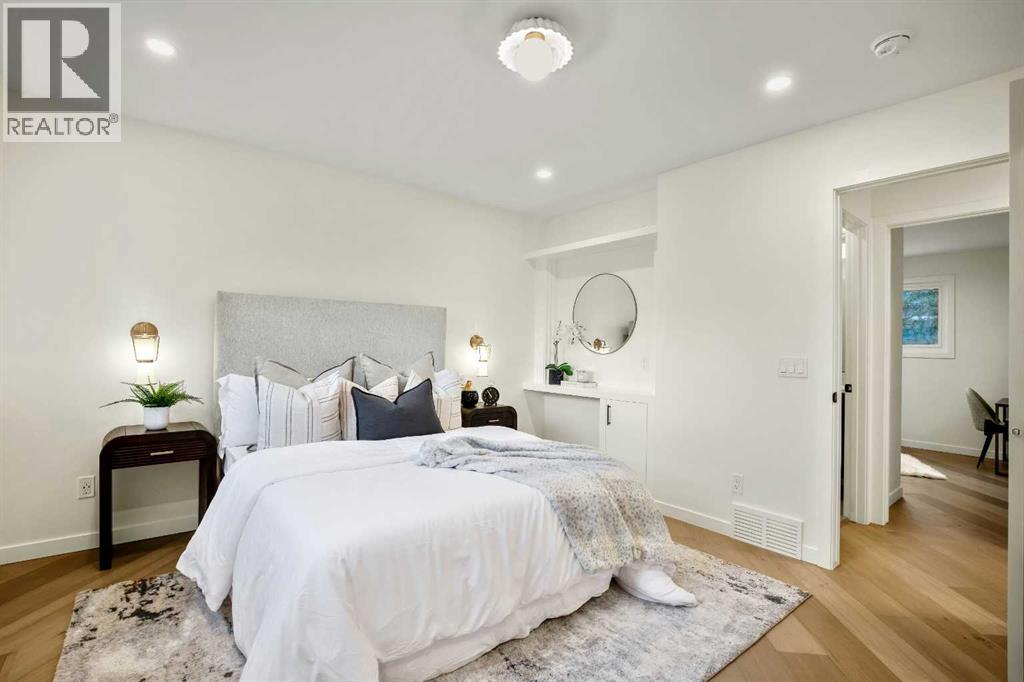 Single Family House 4 Level for Sale in  Oakridge Place SW Oakridge Calgary 