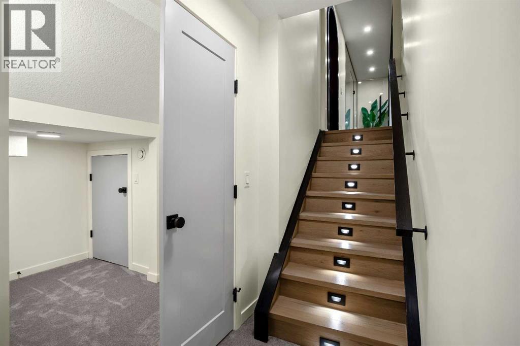 Single Family House 4 Level for Sale in  Oakridge Place SW Oakridge Calgary 