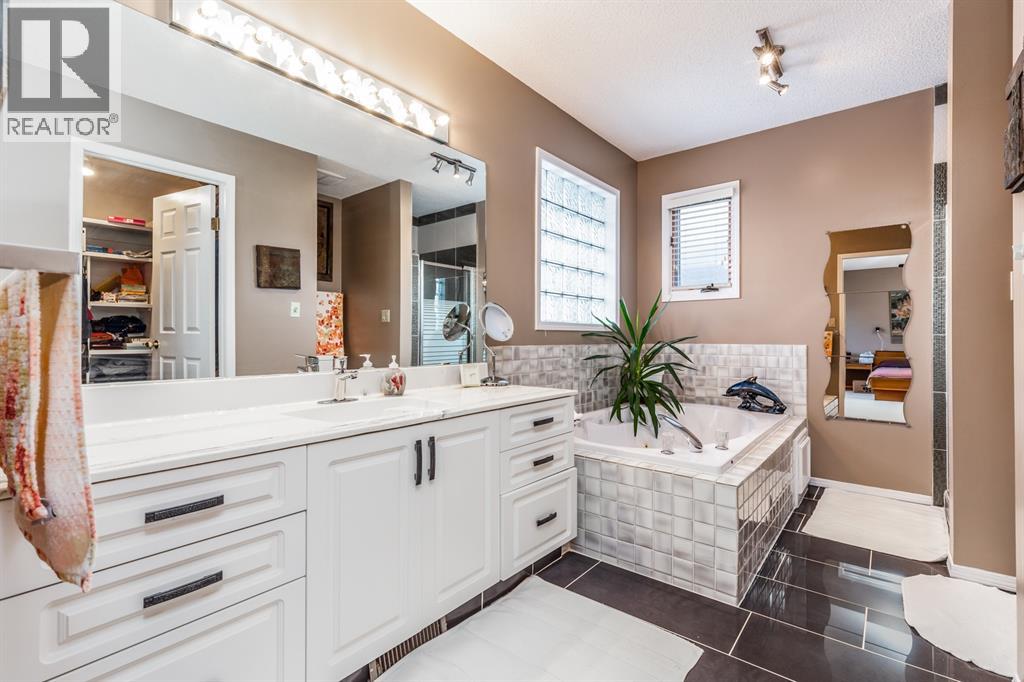 Single Family House for Sale in  Edgeridge Court NW Edgemont Calgary 