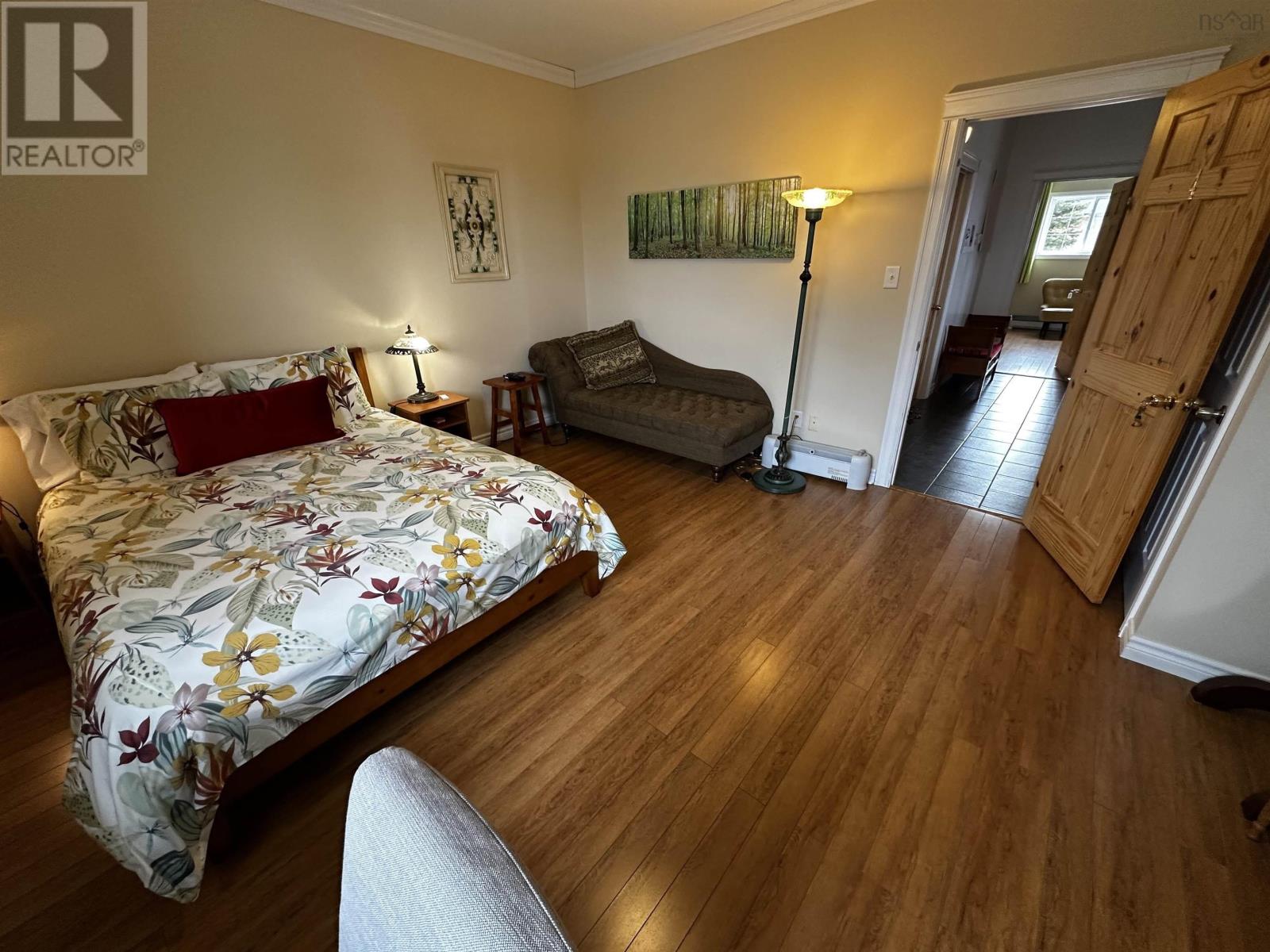 Property 23 of 33 of 109 High Road