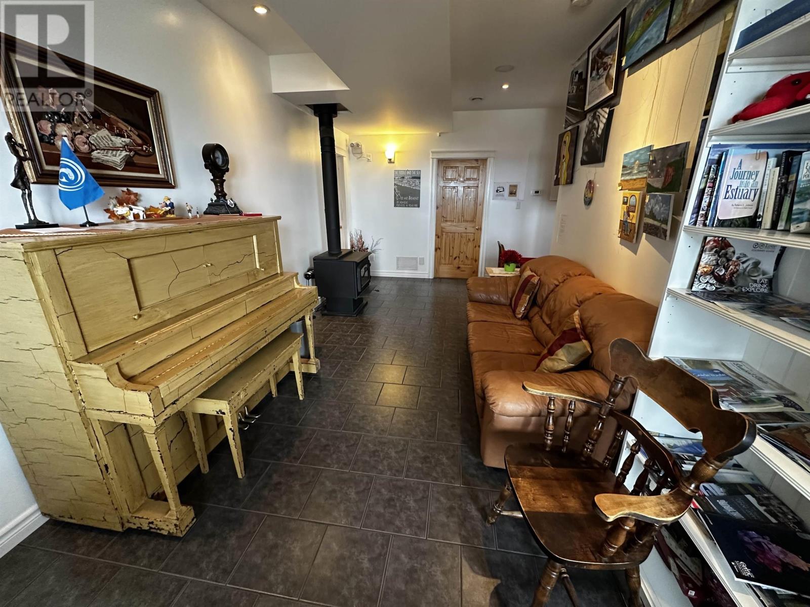 Property 21 of 33 of 109 High Road