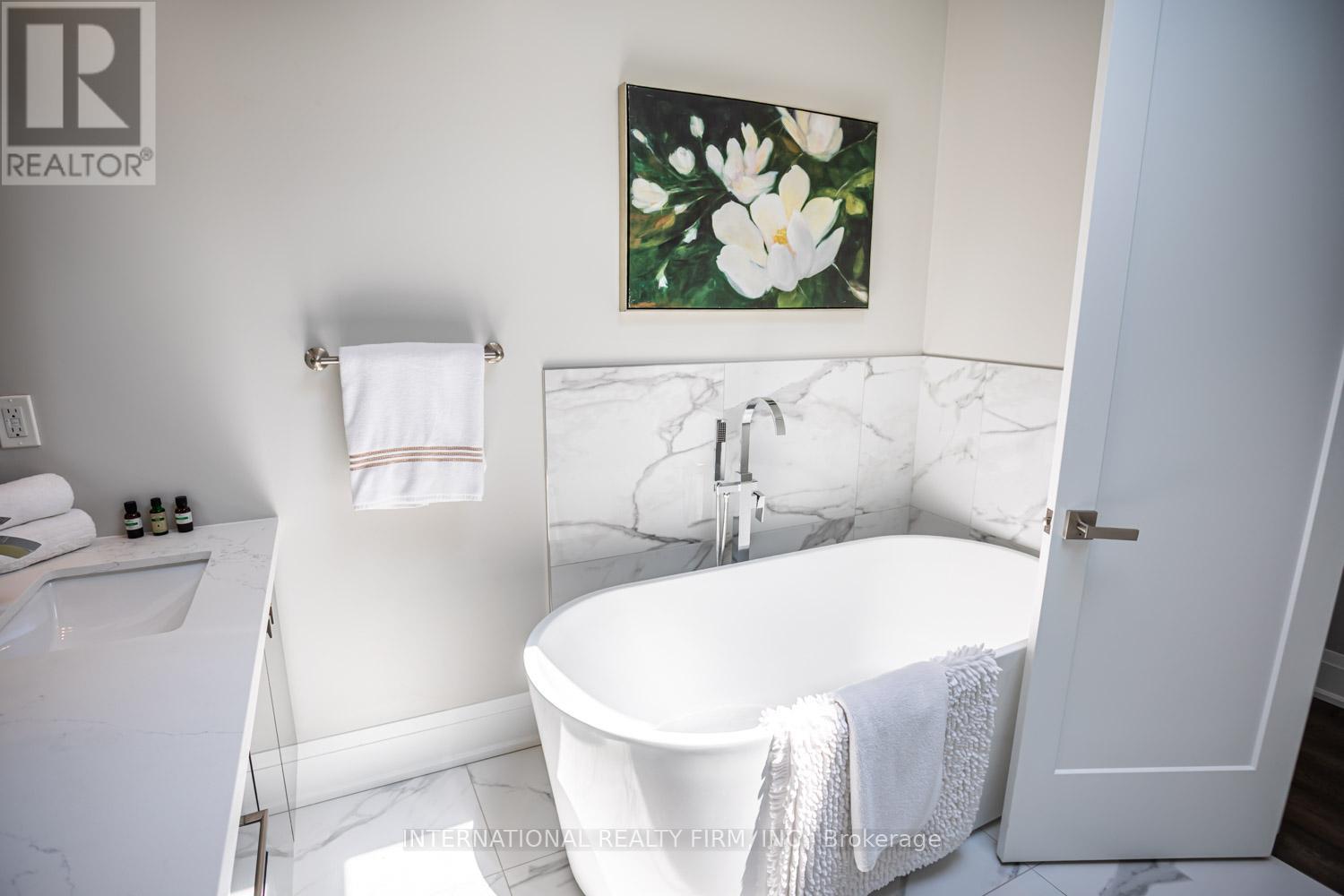 36B PINE AVENUE - 25
