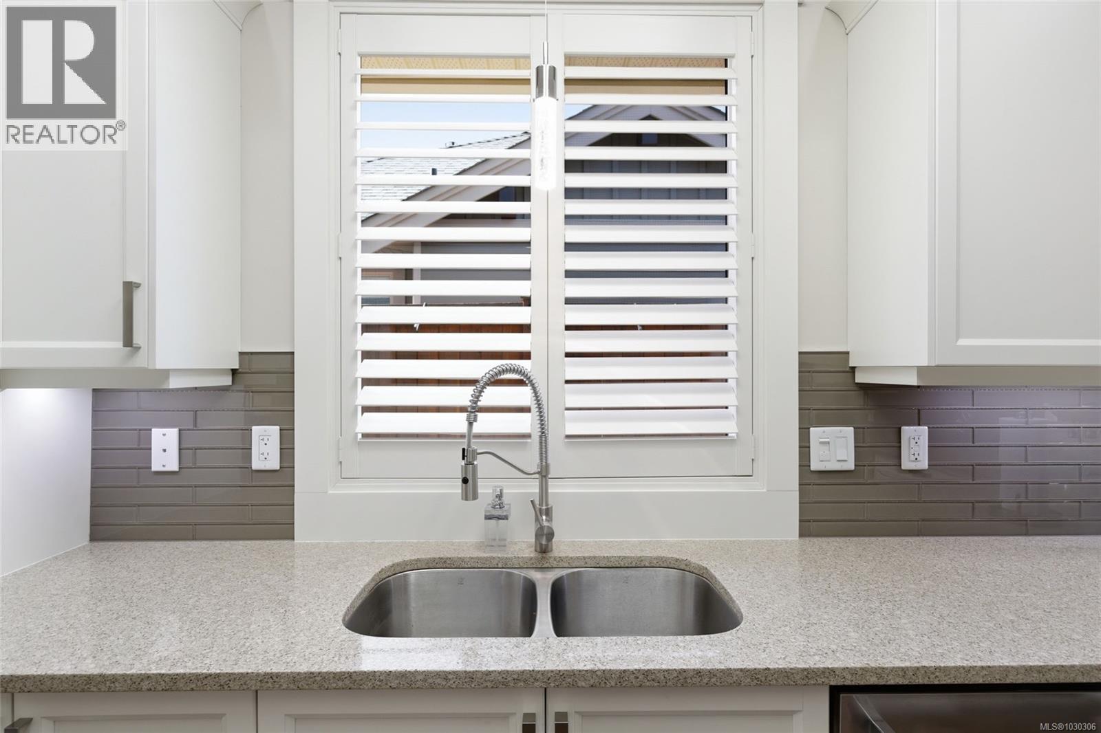 158 SKYLARK AVE - 23