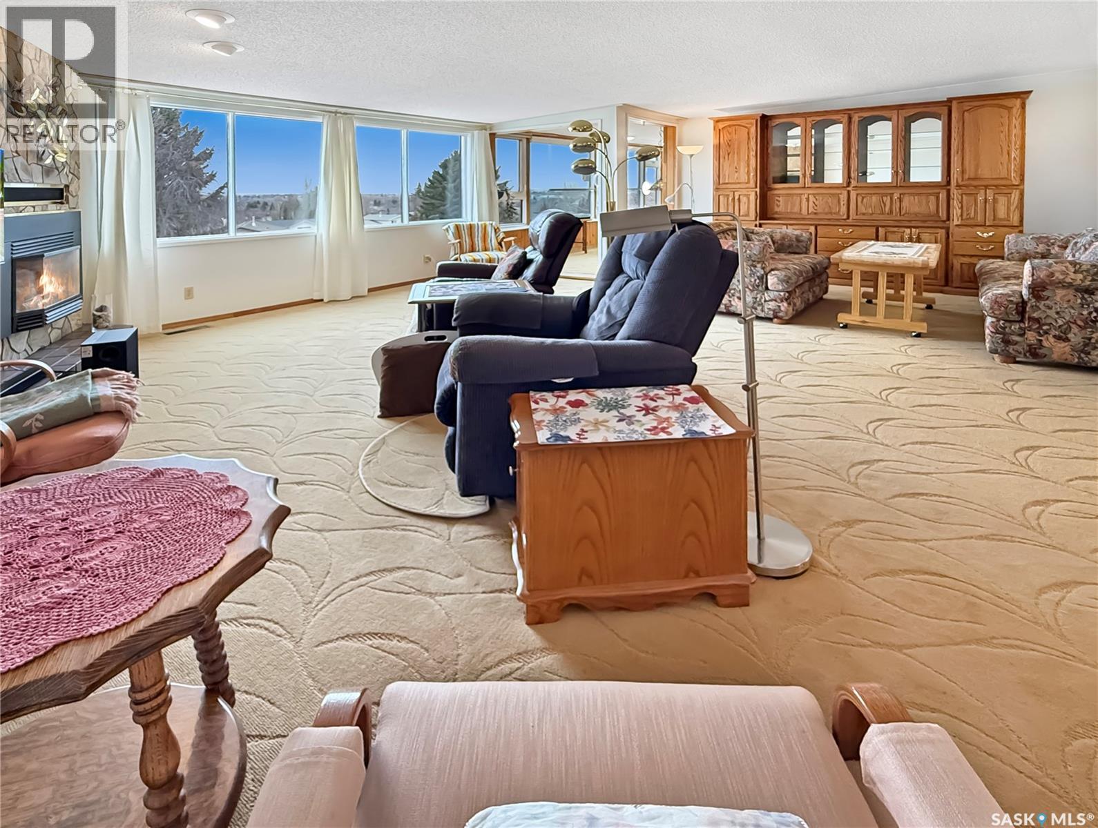 #8 275 ALPINE CRESCENT - 18