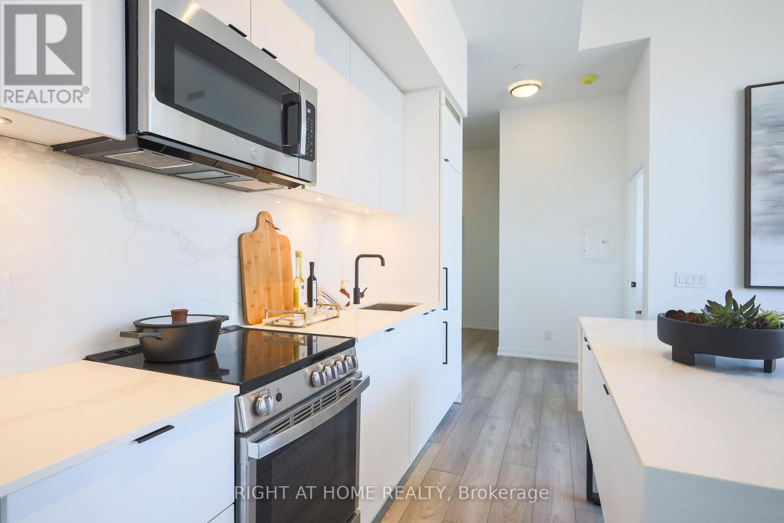 #204 285 DUFFERIN STREET - 13