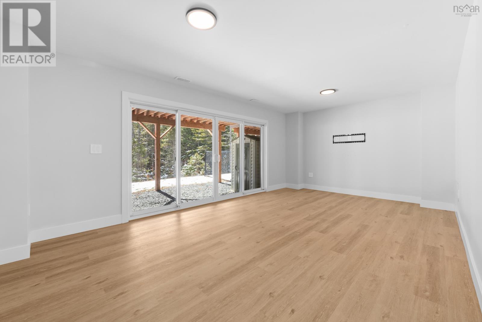 8 TREKKER DRIVE - 32