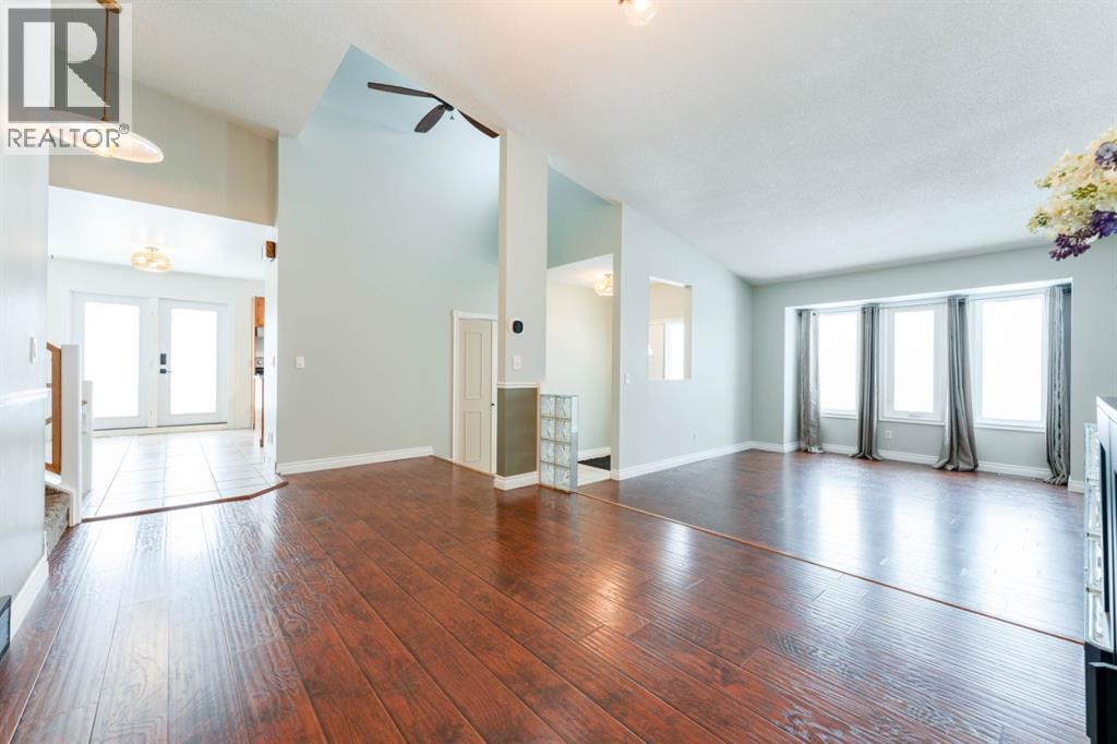 Single Family House 4 Level for Sale in  Scenic Way NW Scenic Acres Calgary 