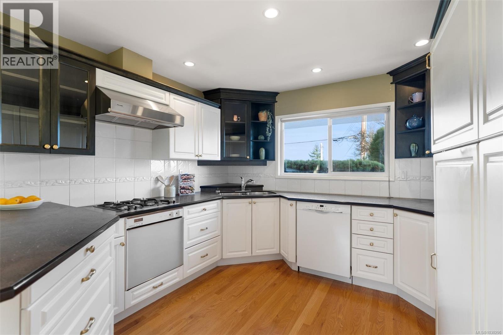  5054 Catalina Terrace, Saanich