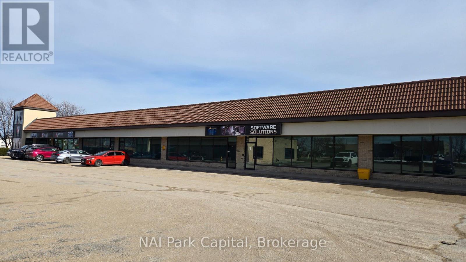 4-8 - 930 WOODLAWN ROAD W