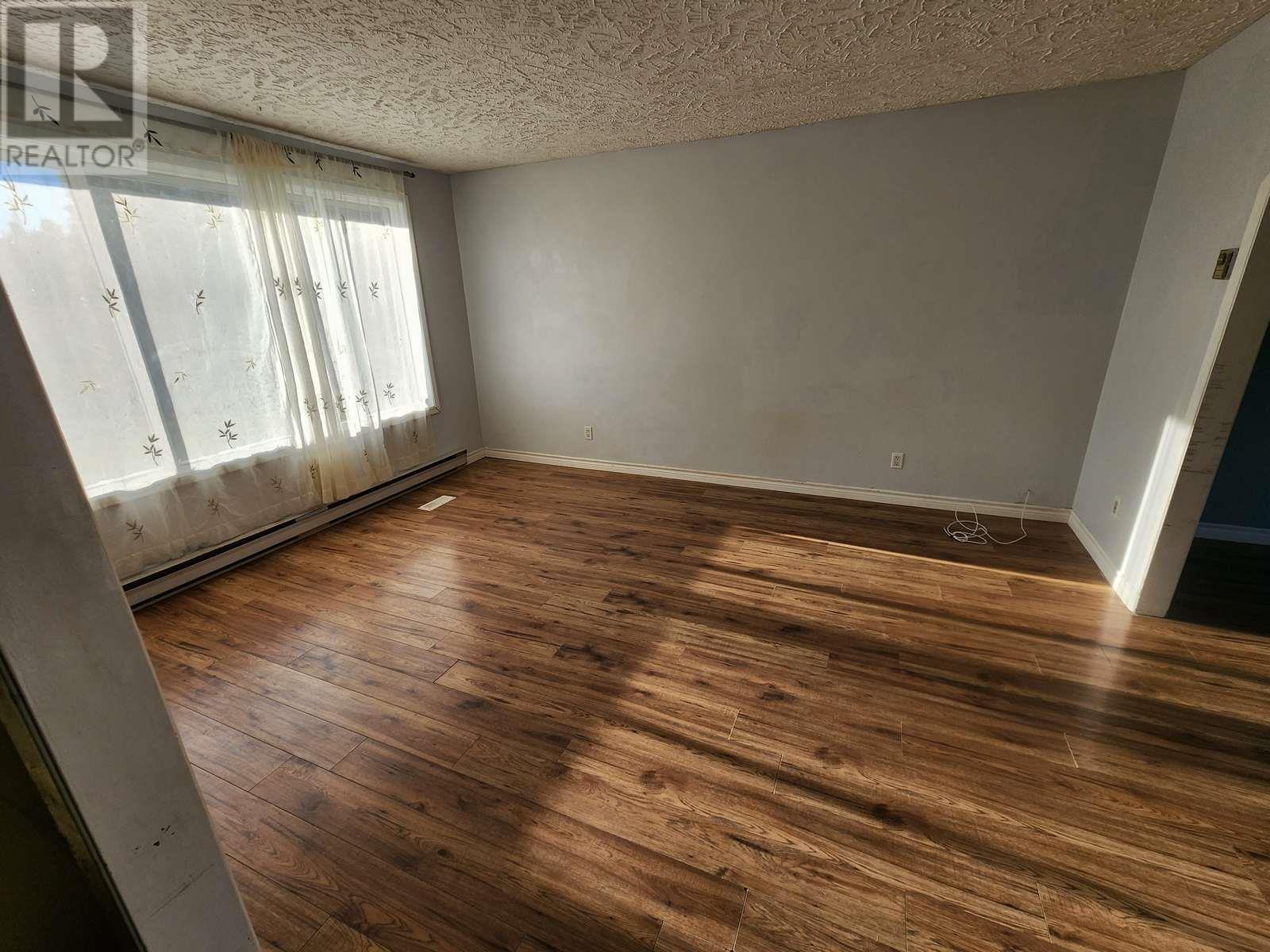 38 EASTGROVE CRES - 7