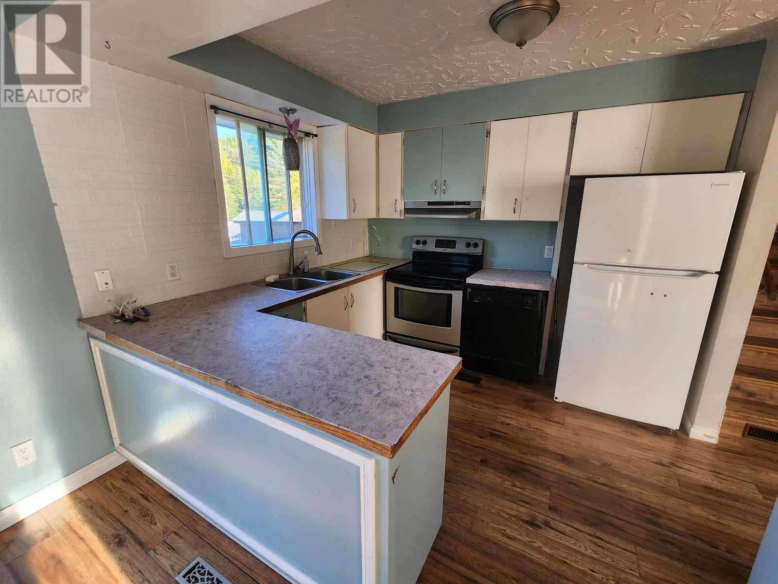 38 EASTGROVE CRES - 6