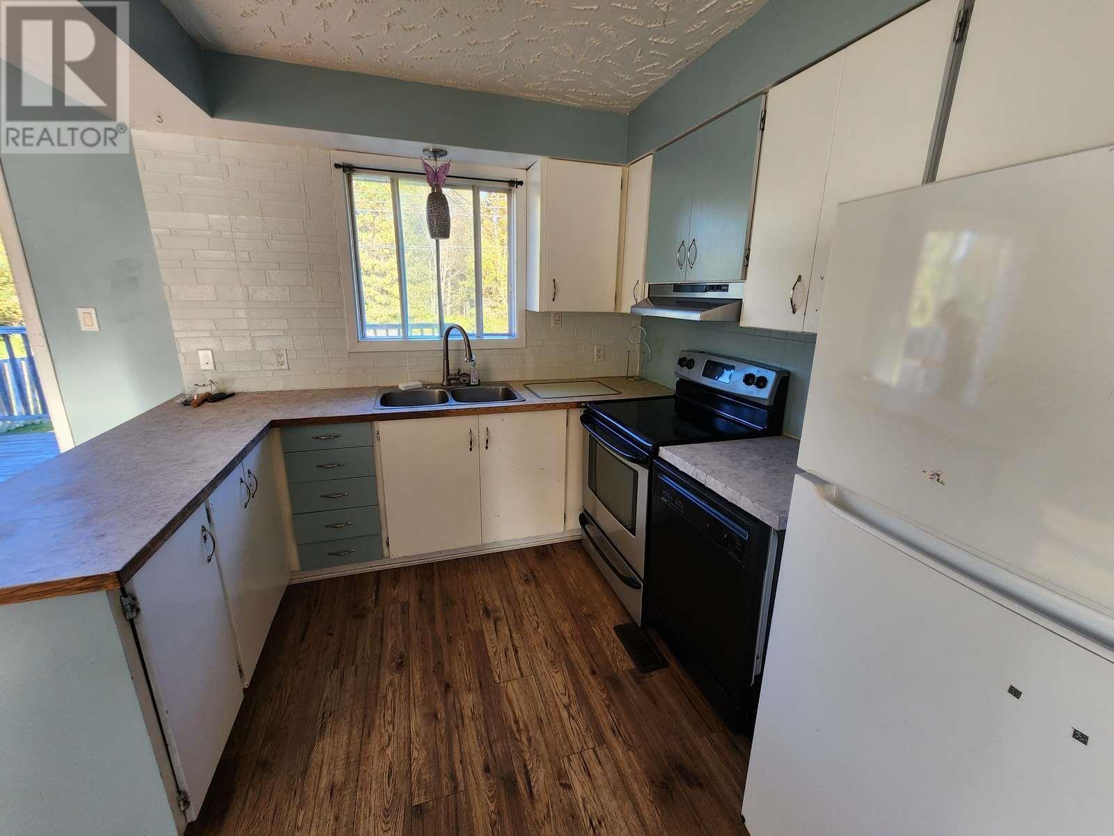 38 EASTGROVE CRES - 5