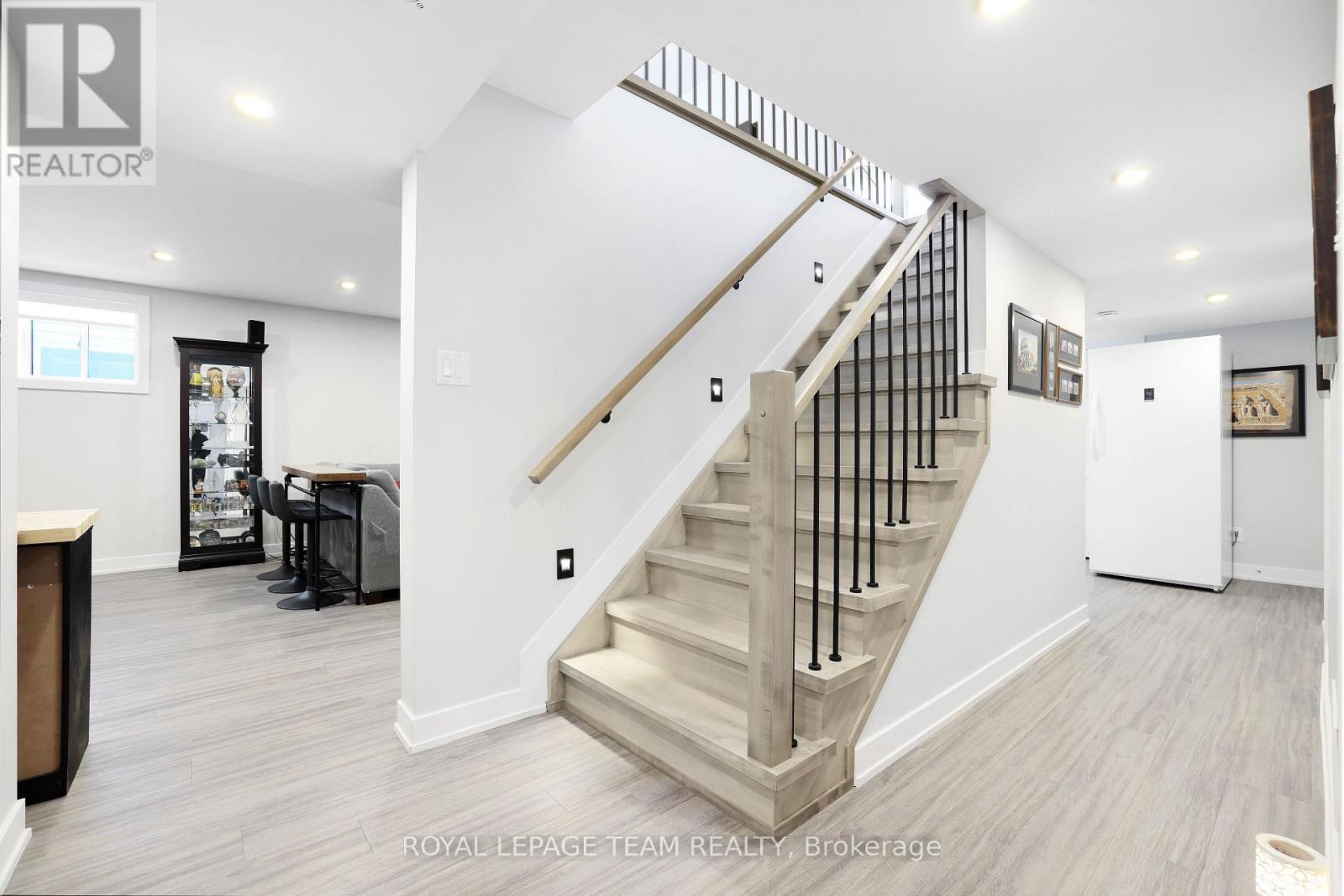 406 DORE STREET S — photo 24