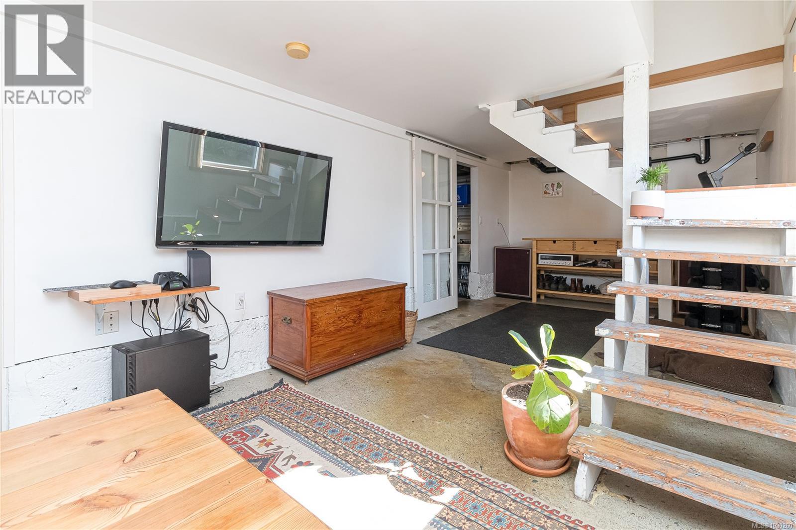 815 OLD ESQUIMALT RD - 18