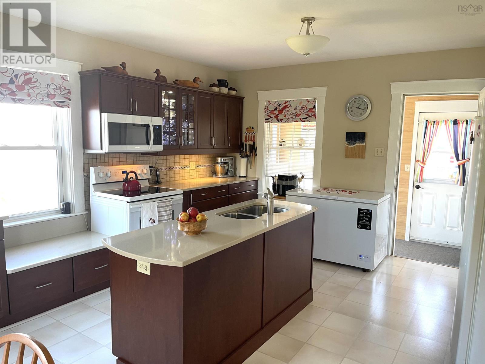 Property 30 of 39 of 1729 Highway 6