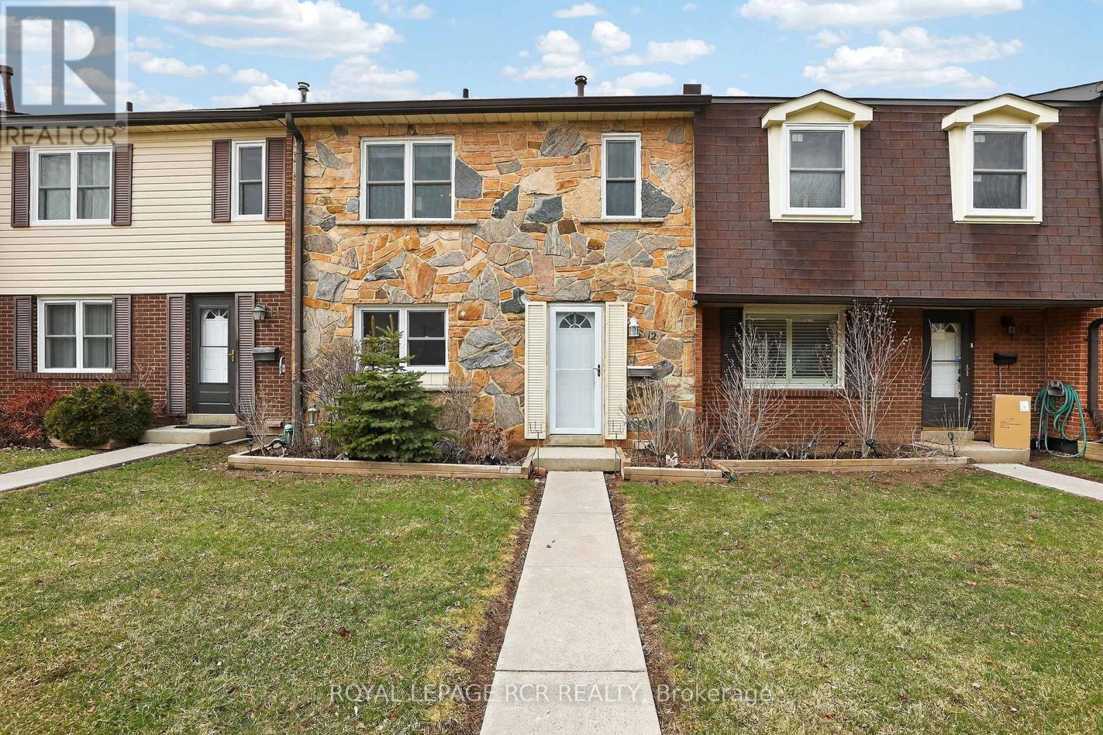 12 - 2825 GANANOQUE DRIVE