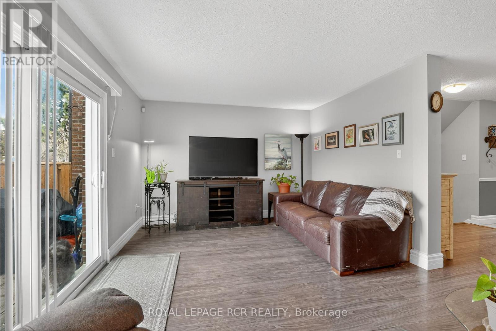 #12 2825 GANANOQUE DRIVE - 19