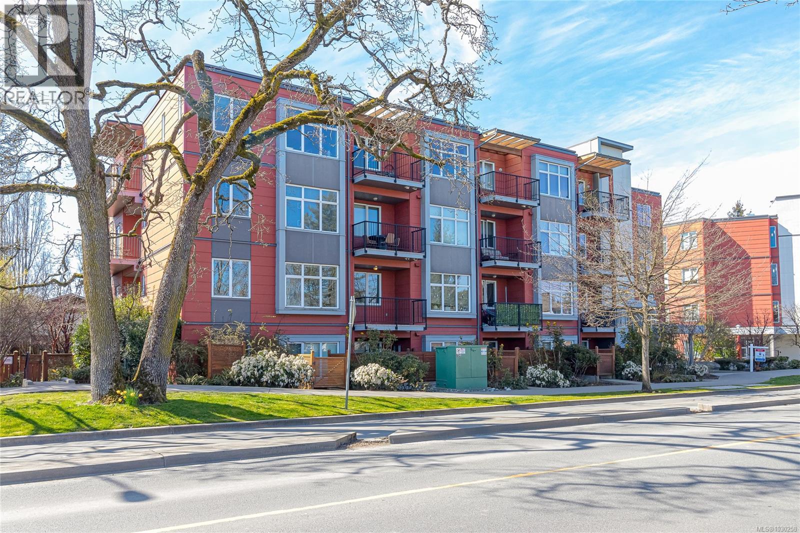 201 4030 Borden Street, Saanich