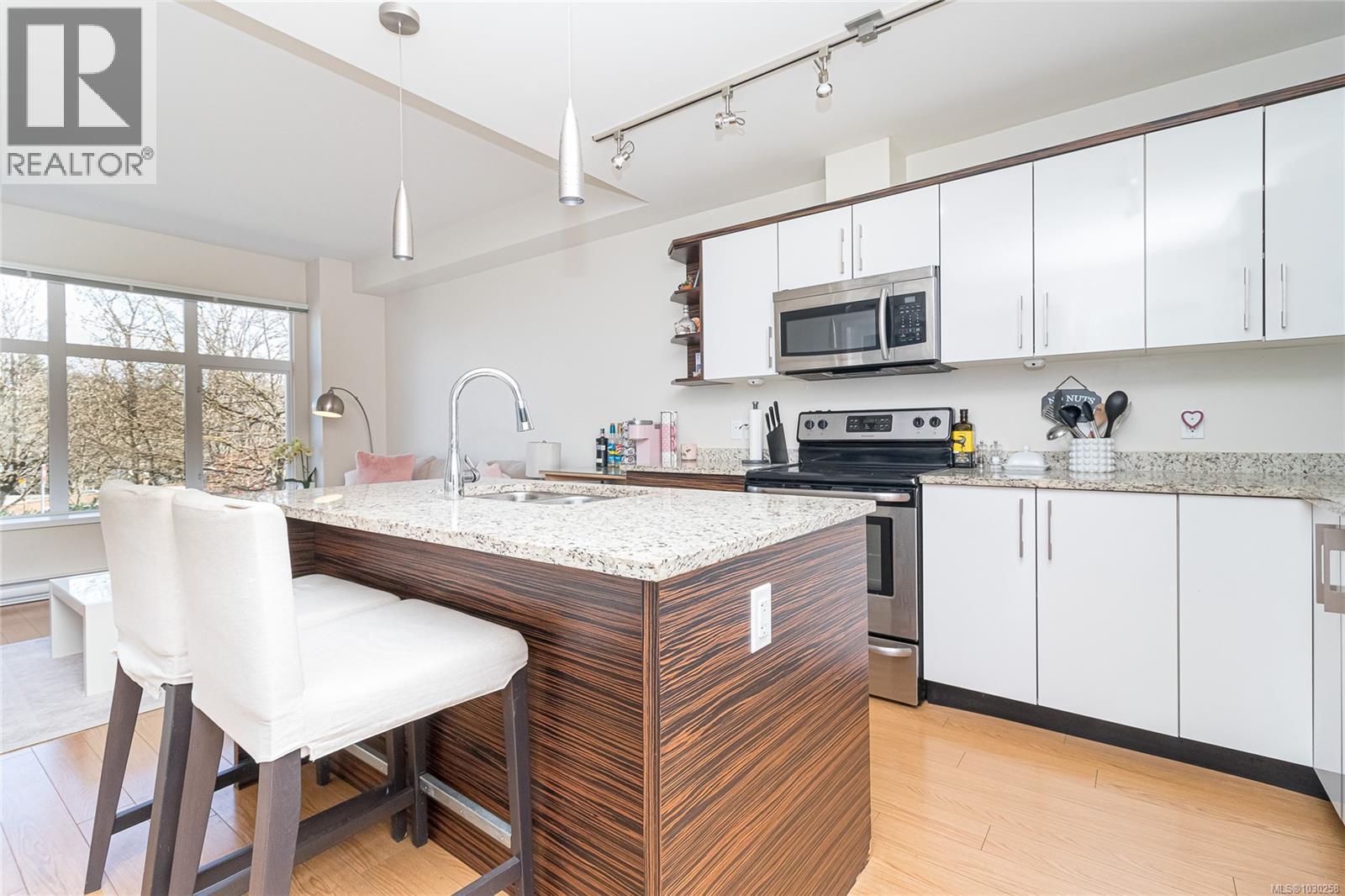 201 4030 Borden Street, Saanich