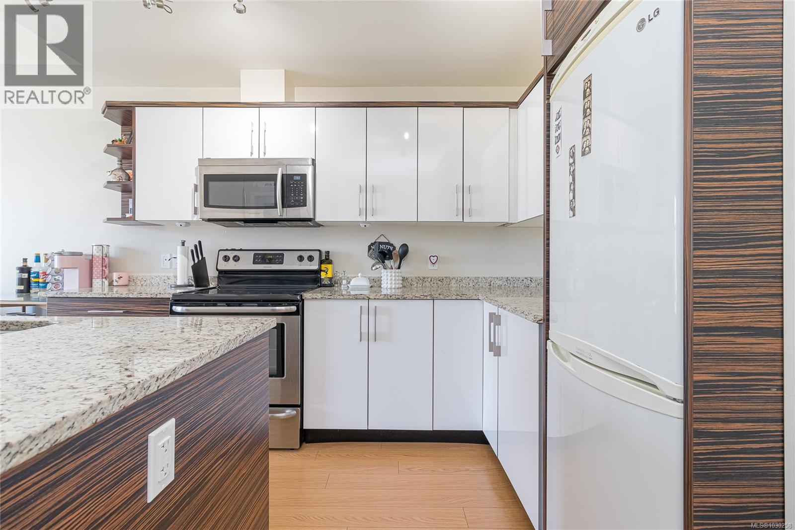 201 4030 Borden Street, Saanich