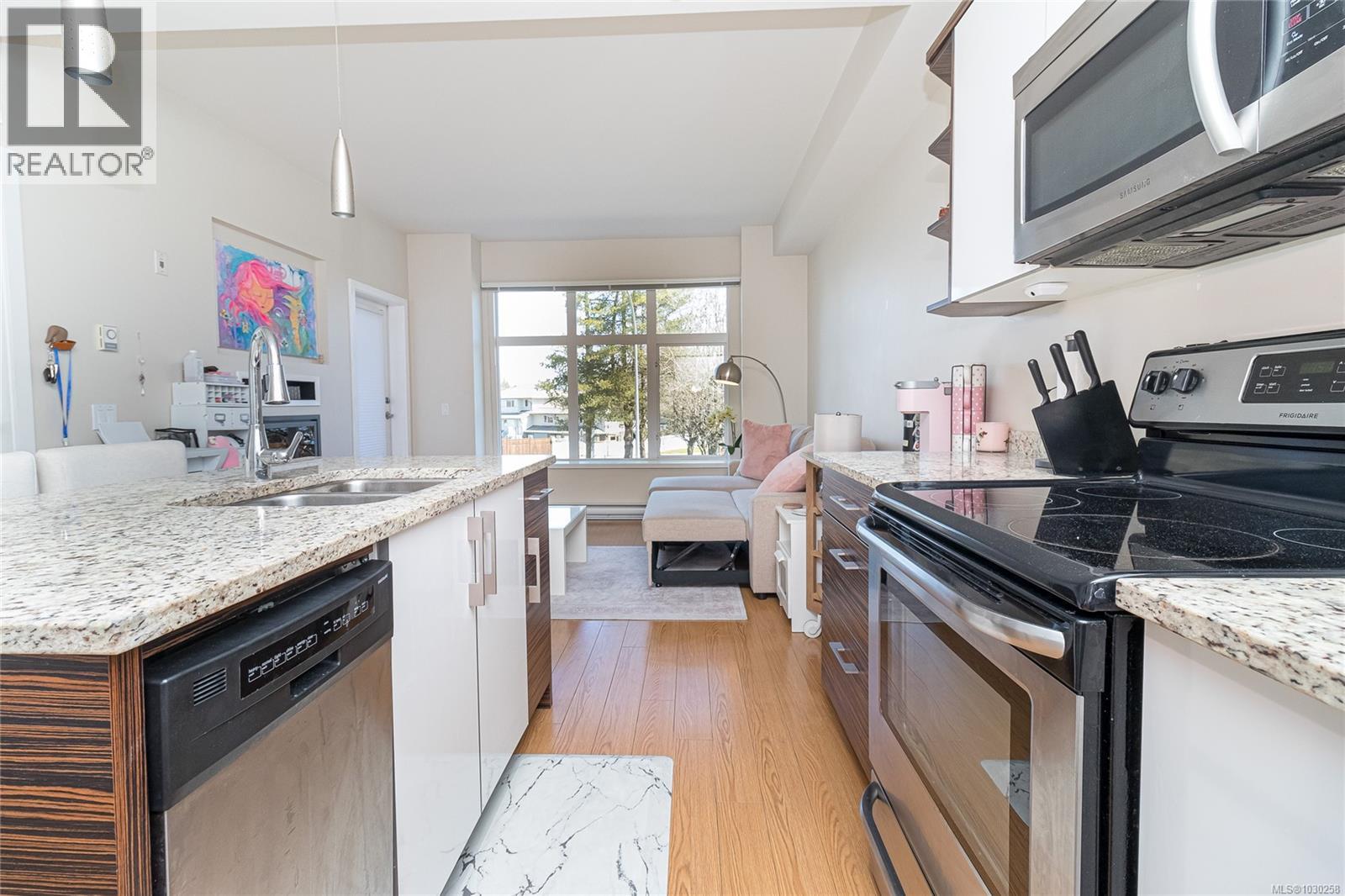 201 4030 Borden Street, Saanich