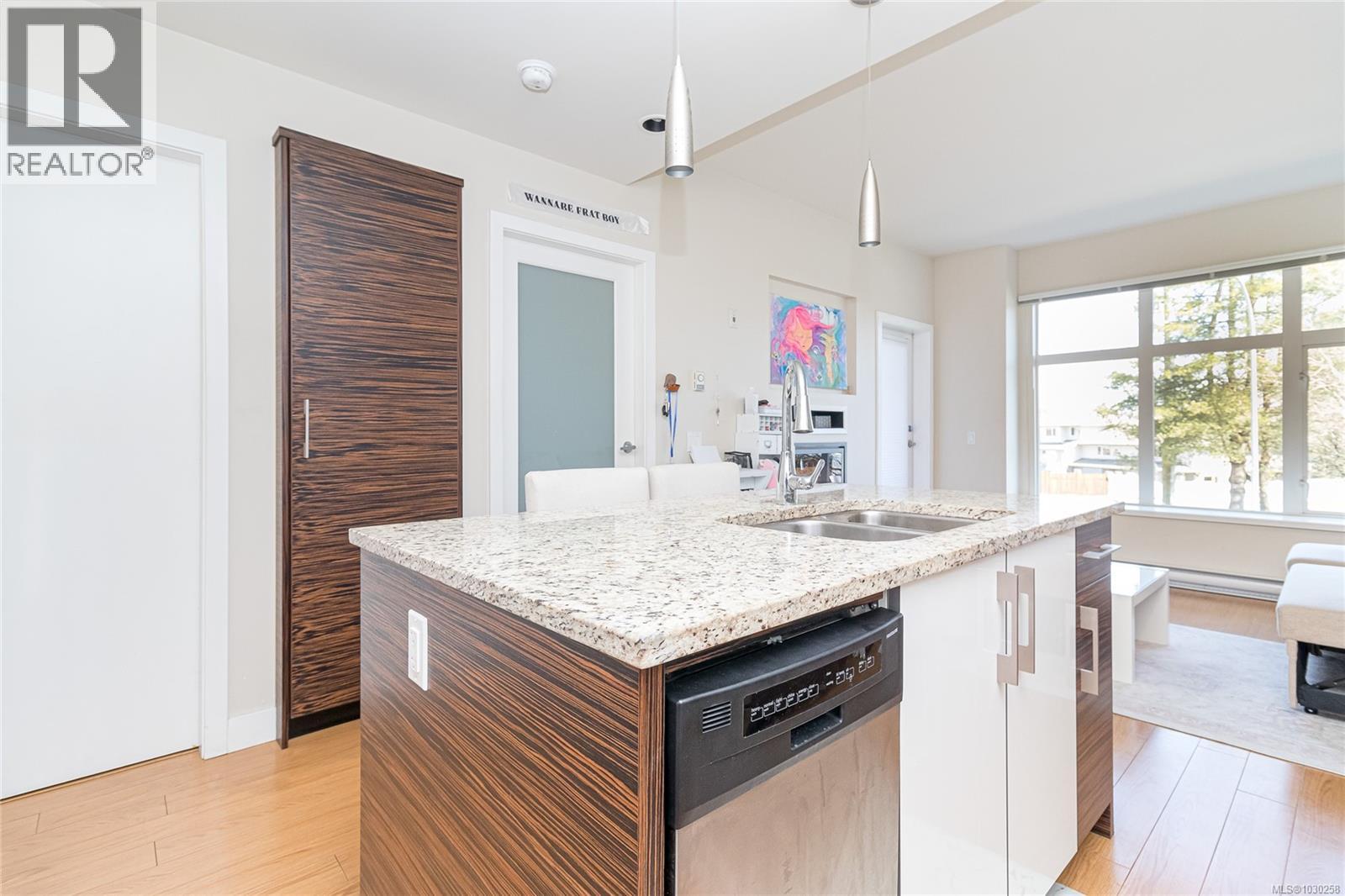 201 4030 Borden Street, Saanich