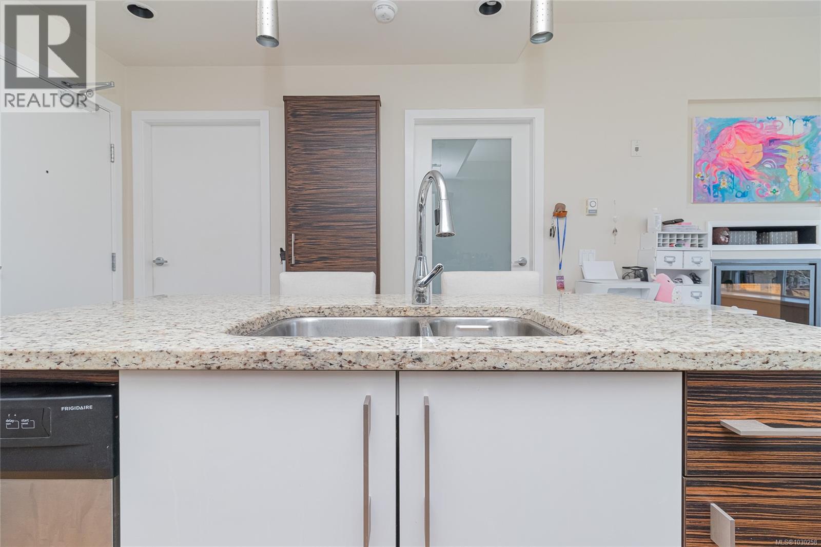 201 4030 Borden Street, Saanich