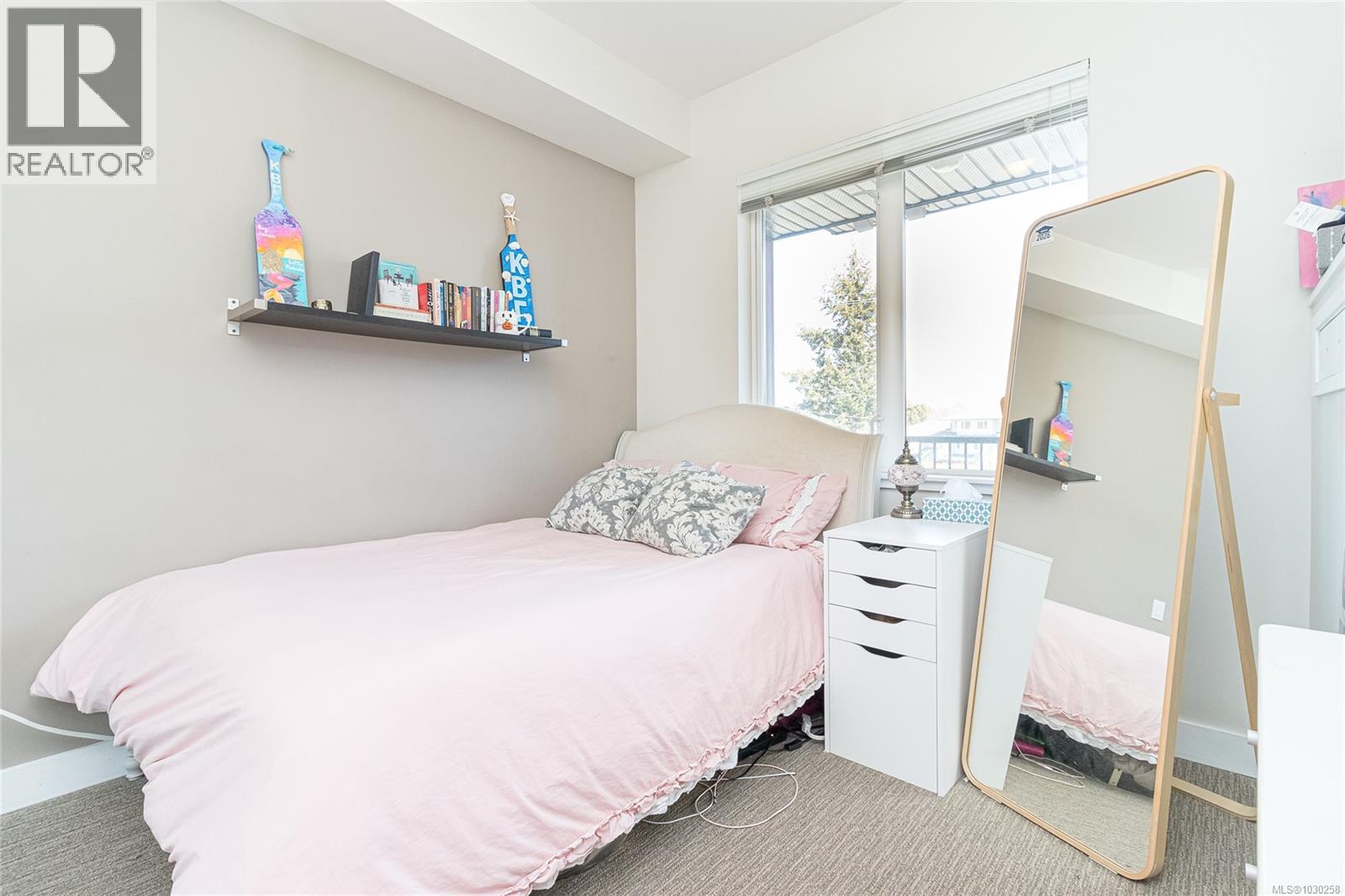 201 4030 Borden Street, Saanich