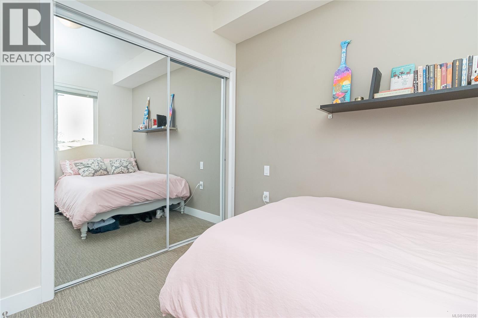 201 4030 Borden Street, Saanich