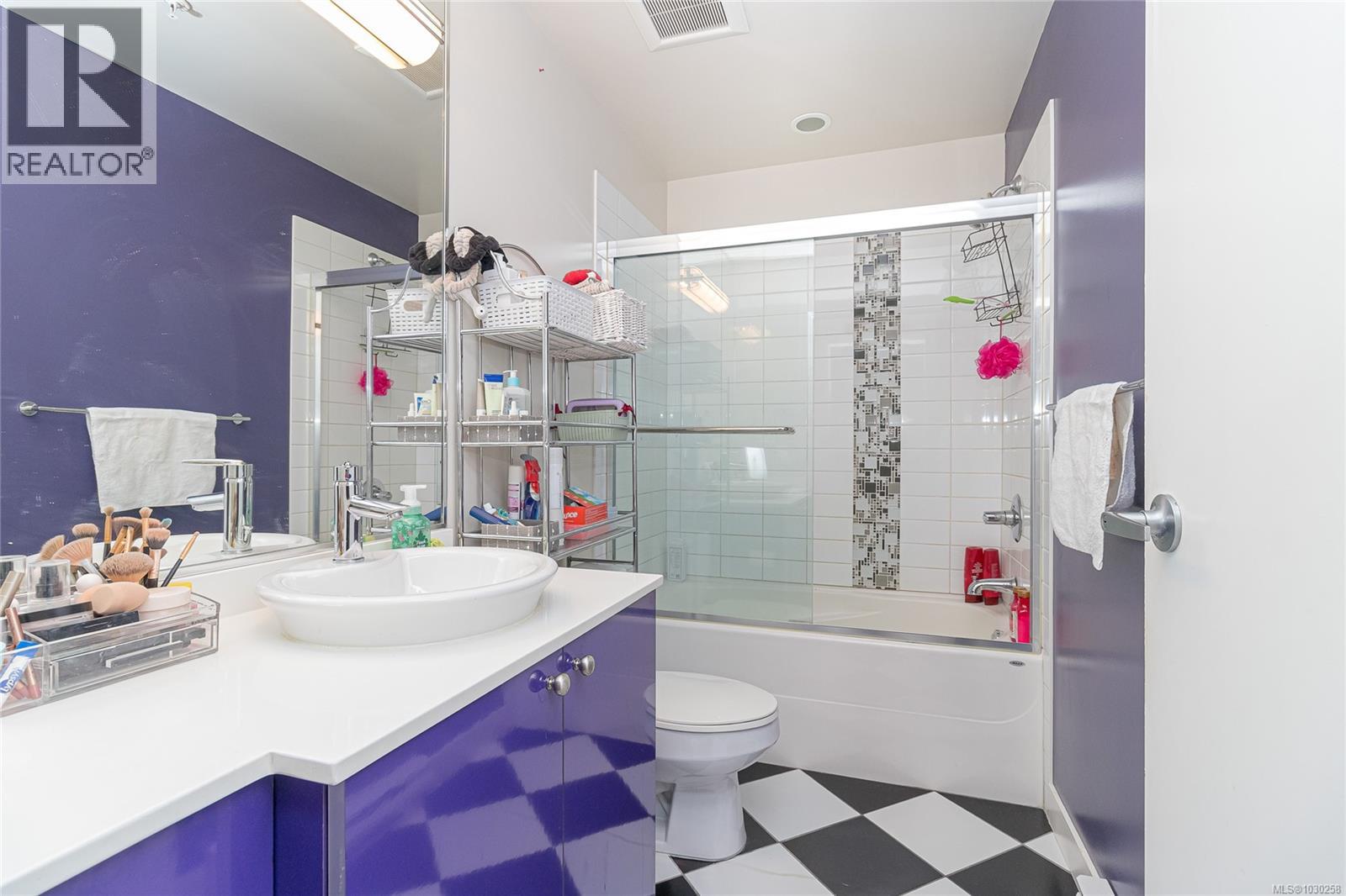 201 4030 Borden Street, Saanich