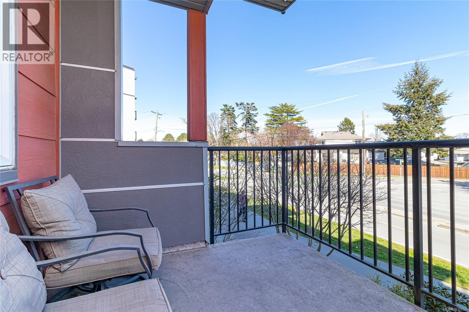 201 4030 Borden Street, Saanich