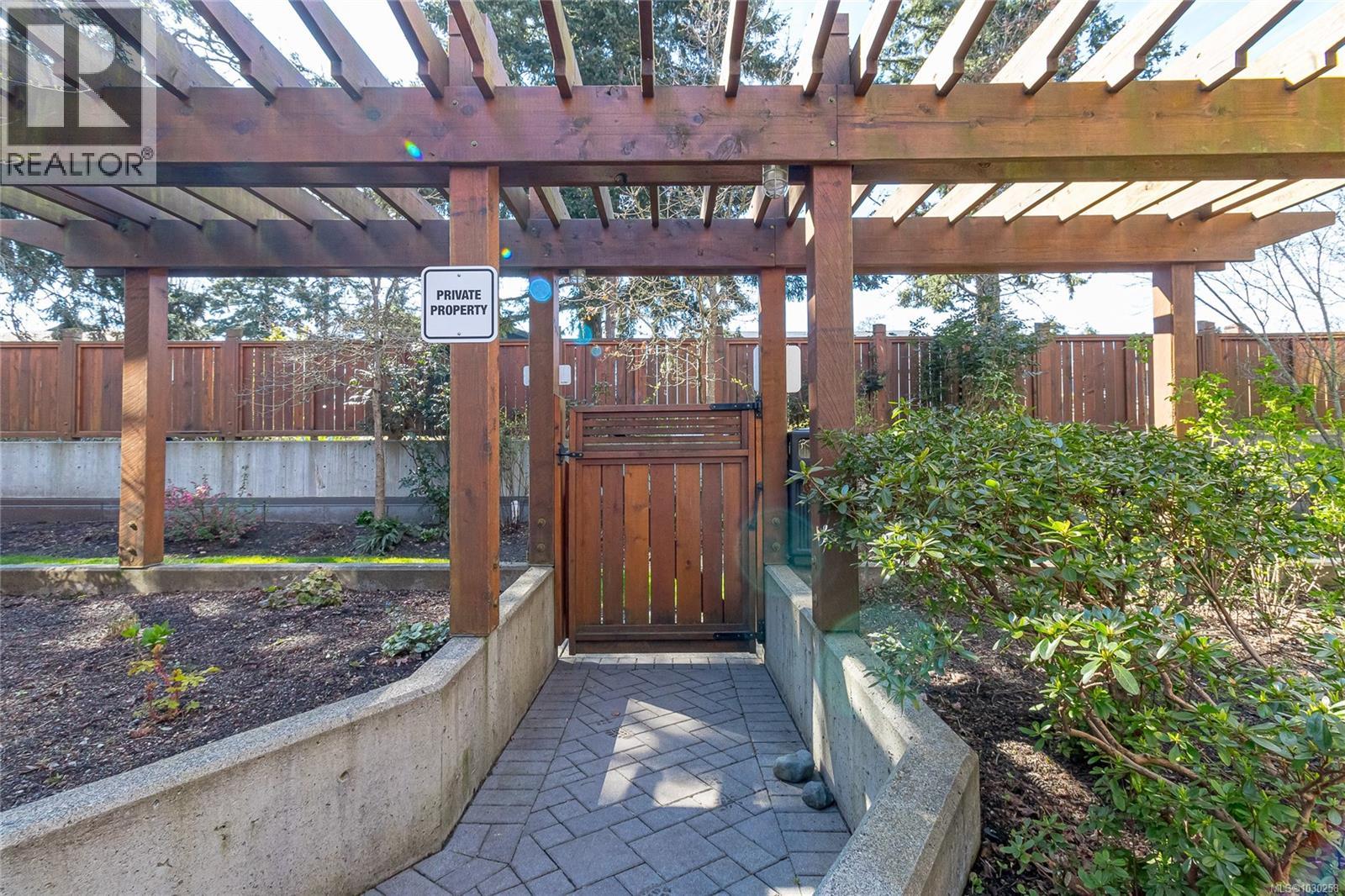 201 4030 Borden Street, Saanich