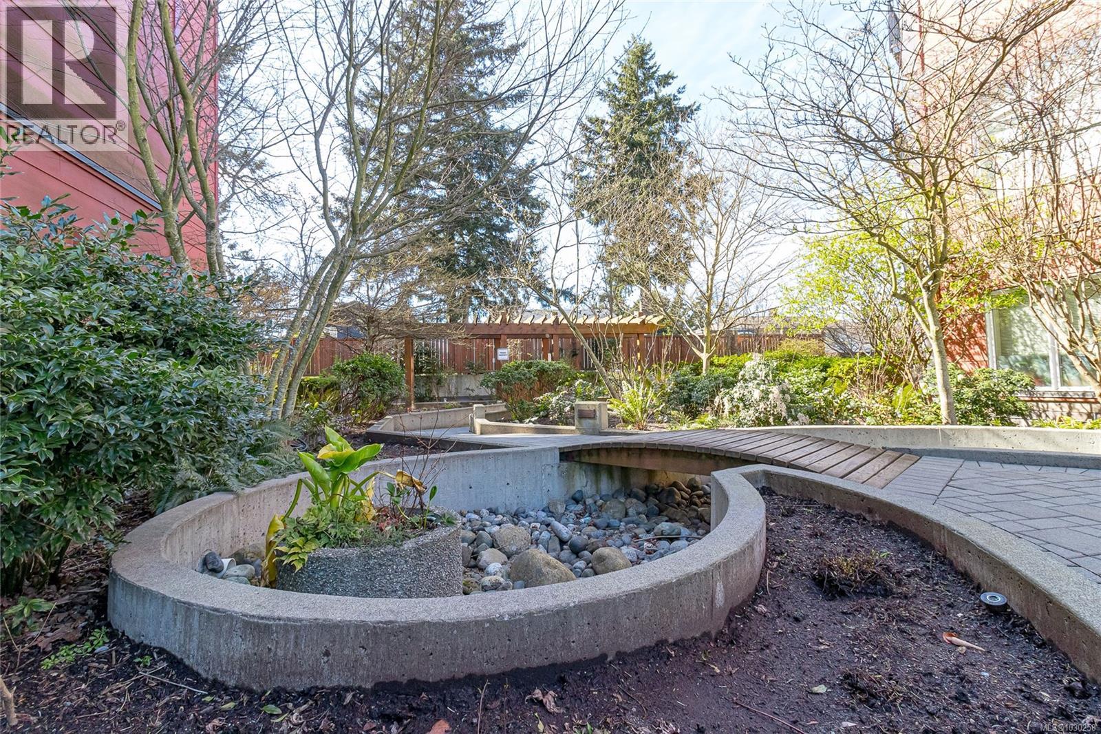 201 4030 Borden Street, Saanich