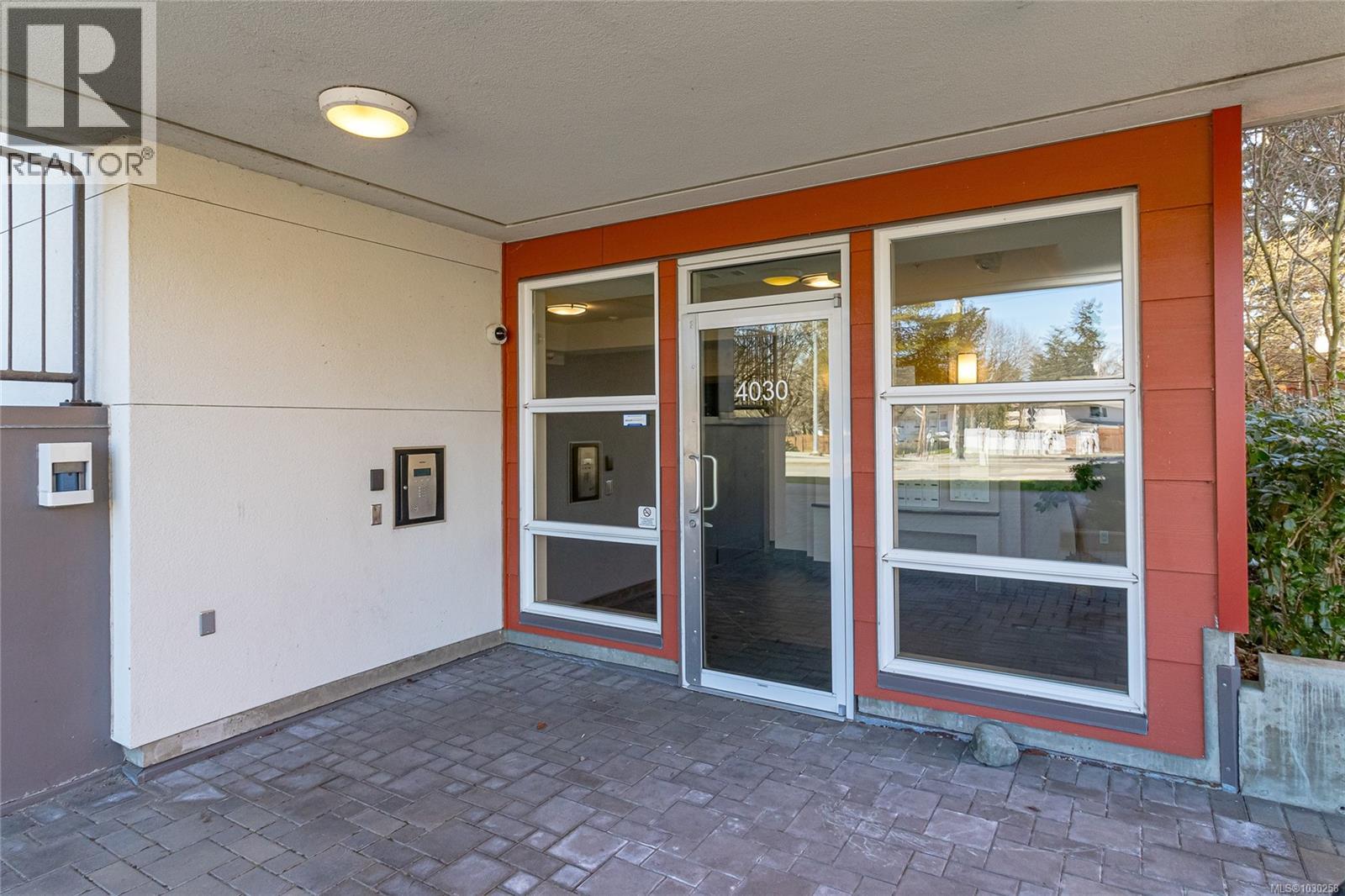 201 4030 Borden Street, Saanich